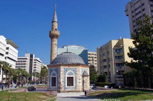 Bult in 1755, the lovely little octogonal Konak Mosque is located right next to the modern city hall of Izmir.