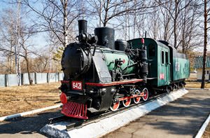 Khabarovsk children railway: 159-6421 steam loco as a monument