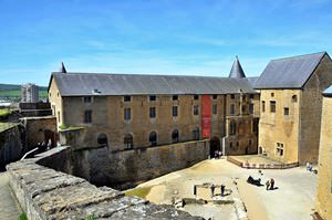 Sedan (Ardennes) - Le château fort - Rampe est - Vue sur la cour
