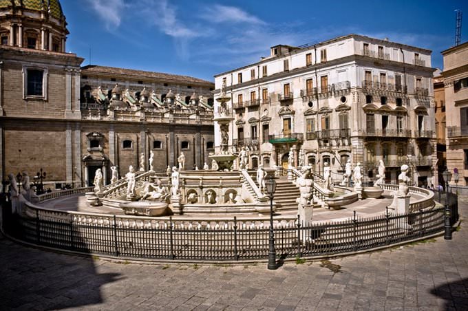 Palermo, piazza Pretoria, e fontana della Vergogna
