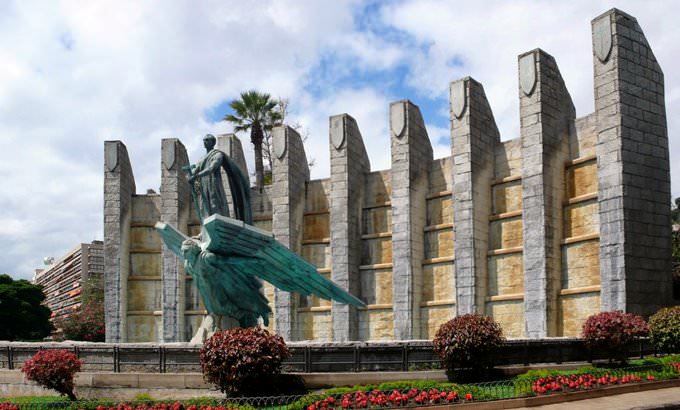 Monumento a Franco.Santa Cruz