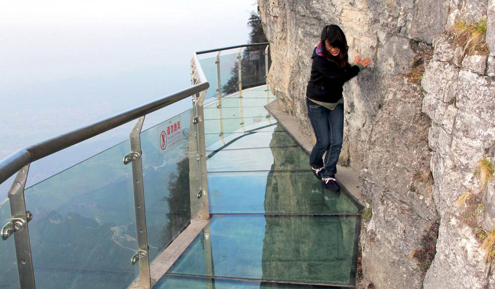 Первый в мире полностью подвесной стеклянный мост в Китае привел туристов в ужас