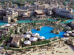 Бассейн в отеле Al Qasr, Объединенные Арабские Эмираты