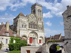 Церковь и холм в Везле, Франция