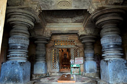 Schnitzkolonnen  Shravanabelagola, Indien