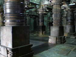 Carved Pillars Shravanabelagola, Hindistan