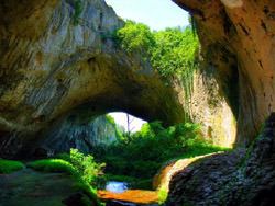 Devetashka Mağarası