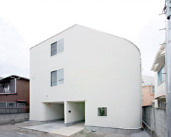 Haus mit Rutsche, Japan