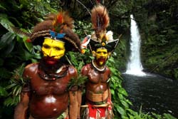 Huli Wigmen, Indonesia - Papua New Guinea