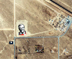 Гигантский логотип KFC, США