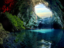 Melissani Mağarası