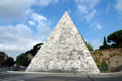 Piramide di Caio Cestio, Italia