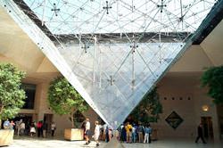 Pirámide del Museo del Louvre, Francia