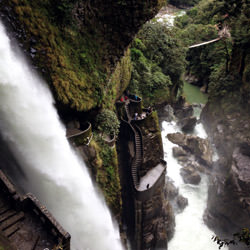 Treppe zum Wasserfall Pailon del Diablo