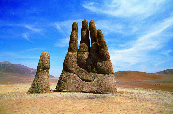 Монумент «Рука пустыни», Чили