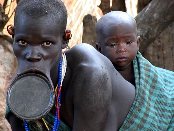 Surma Stamm, Kenia und Äthiopien