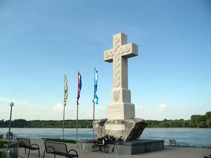The memorial on the Danube
