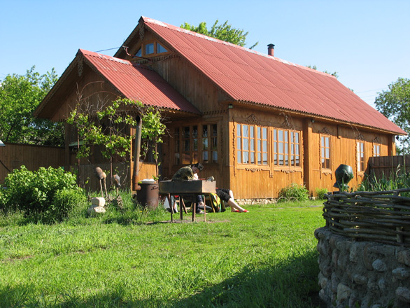 Among Friends cottage. Enter view