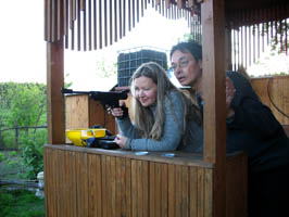 Schießen von einem pneumatischen Gewehr