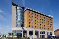 Отель Holiday Inn Express London - Newbury Park