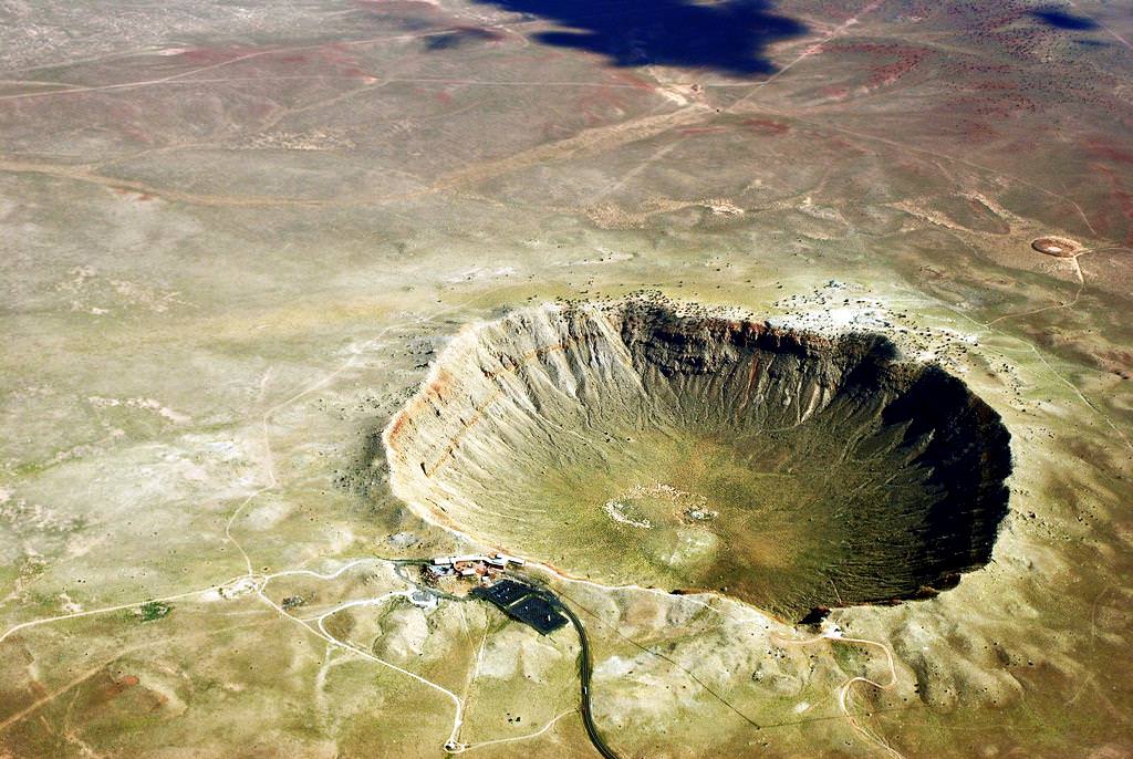 Самый большой кратер на планете. Кратер Бэрринджер. Метеоритный кратер Бэрринджер-Метеор-Крейтер. Кратер Вредефорт. Юкатан кратер.