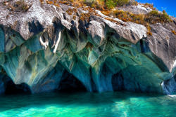 Erstaunliche und farbreiche Höhlen