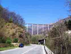 El Puente Ponte Colossus, Italia