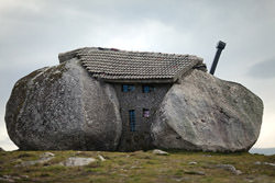 Дом-камень , Stone House, Португалия
