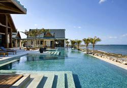 Бассейн на пляже Nandana Villas, Багамские Острова