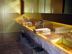 Toilette im Dolce & Gabbana Gold Restaurant, Italien