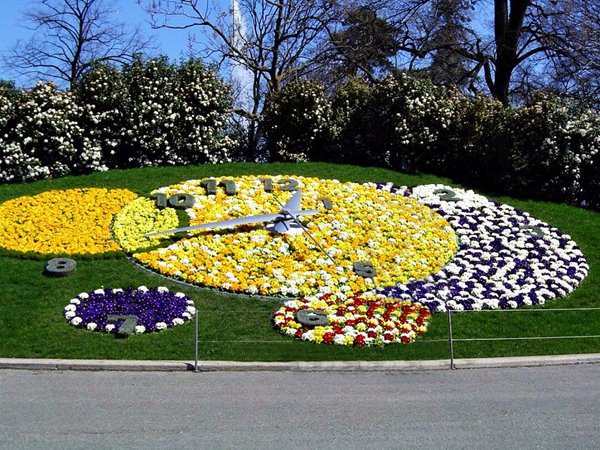 Blumenuhr im englischen Garten, Schweiz