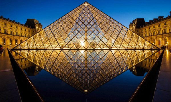Pyramide du Louvre, France